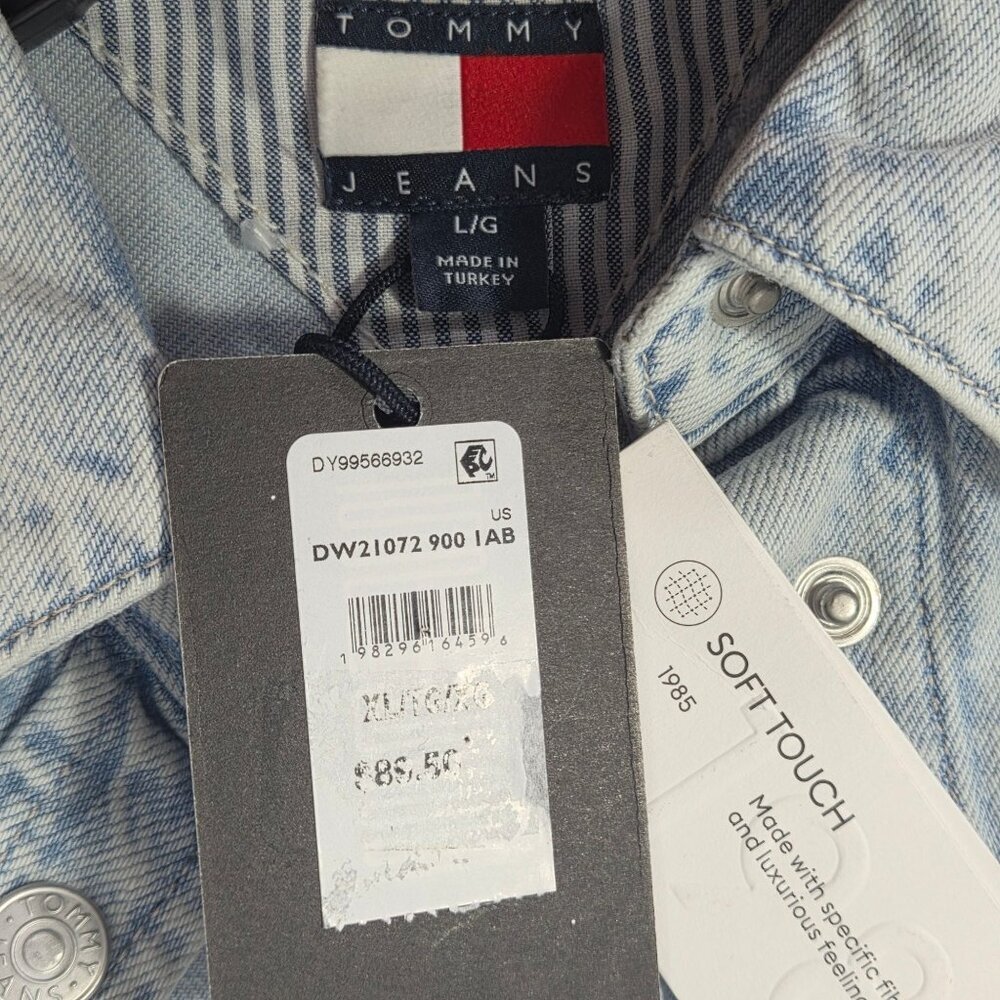 NWT Tommy Jeans Women's Cropped Short-Sleeve Denim Shirt - DENIM ULTRA LIGHT - Picture 3 of 5